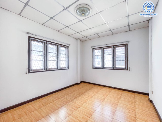 *****บ้านเดี่ยวมือสอง ม.รังสิตการ์เด้นท์วิลล์ รังสิต-นครนายก บ้านเดี่ยวสไตล์โมเดิร์น บรรยากาศร่มรื่น น่าอยู่ บนเนื้อที่ 50 ตร.ว. 4 ห้องนอน 2 ห้องน้ำ 1 ที่จอดรถ พร้อมเข้าอยู่ได้เลย บนทำเลที่เชื่อมต่อถนนรังสิต-องครักษ์, คลอง4 ใกล้ห้างสรรพสินค้าฟิวเจอร์พาร์ครังสิต